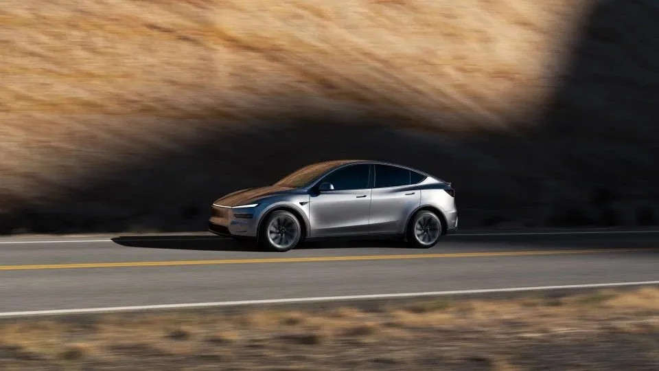 Tesla Model Y grise roulant sur une route