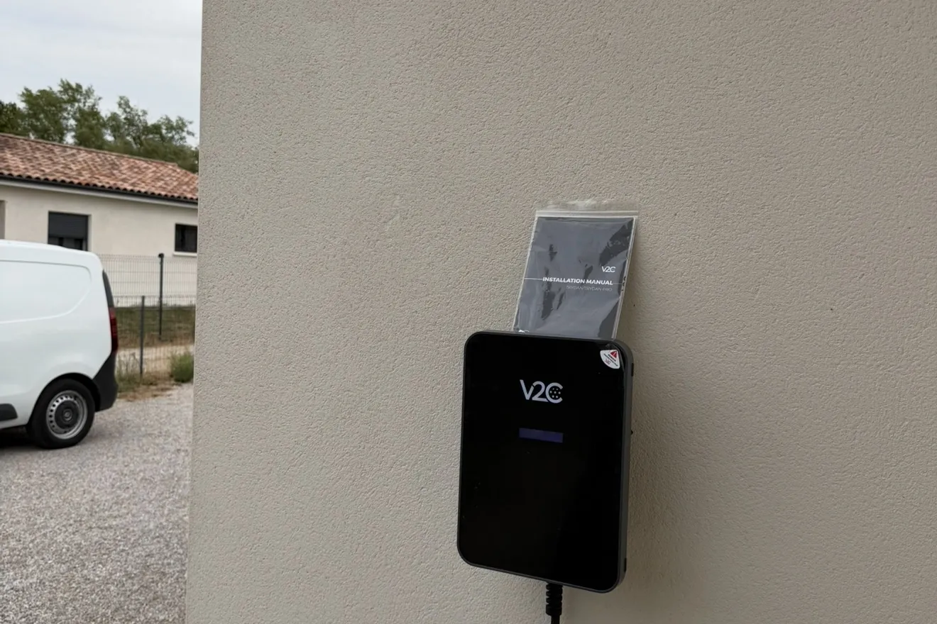 Borne V2C Trydan avec câble attaché de 5m en façade d’une maison